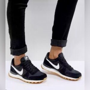 Nike Internationalist Black Sneakers with White Swoosh and Gum Sole Women’s 8